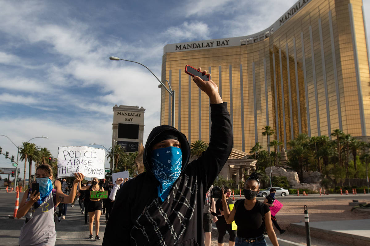 Un manifestante levanta la mano durante una protesta de Black Lives Matter a lo largo del Strip ...