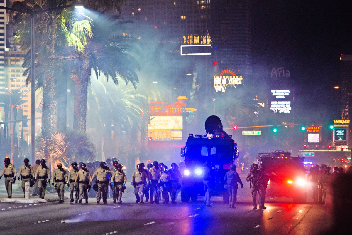 La policía de Las Vegas dispara gas lacrimógeno a los manifestantes de Black Lives Matter el ...