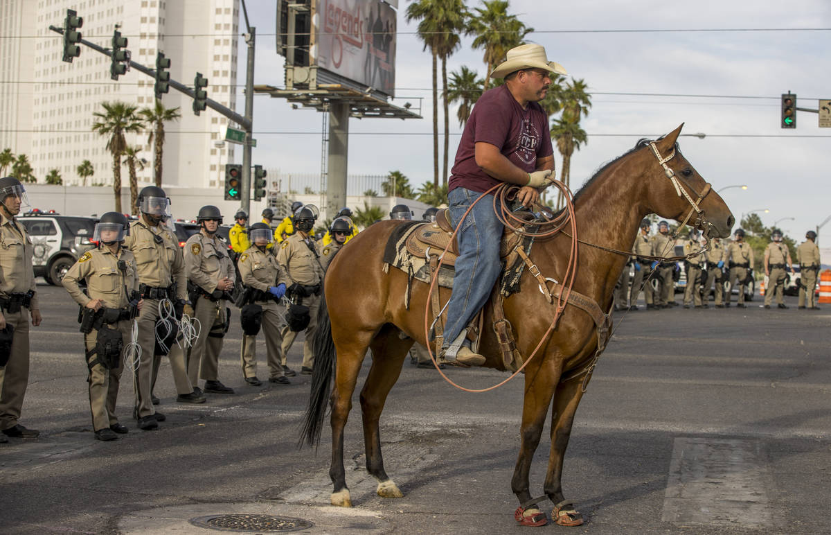 Un vaquero se une a la policía durante una protesta de Black Lives Matter en el Strip de Las V ...