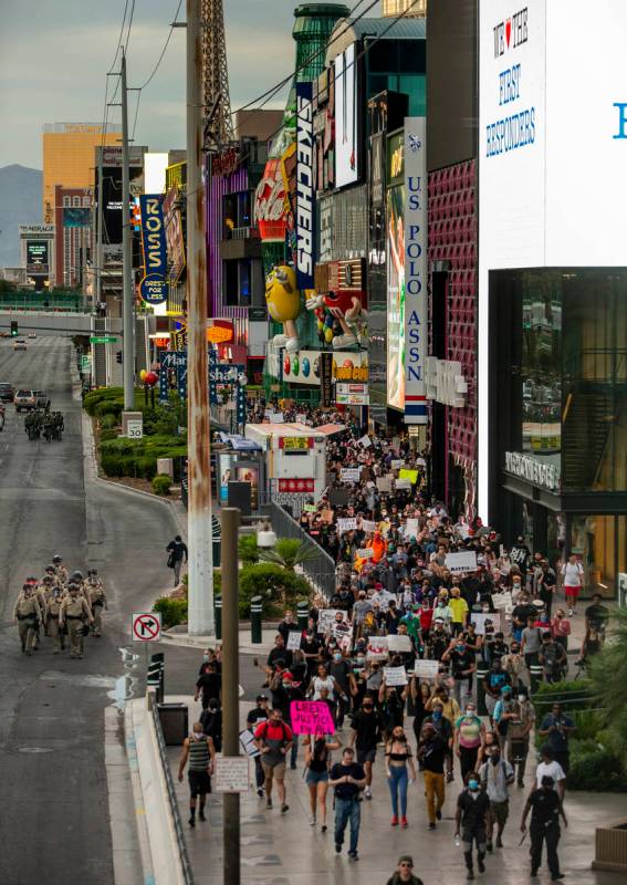 Oficiales de policía de Las Vegas y manifestantes de Black Lives Matter caminan por el Strip d ...