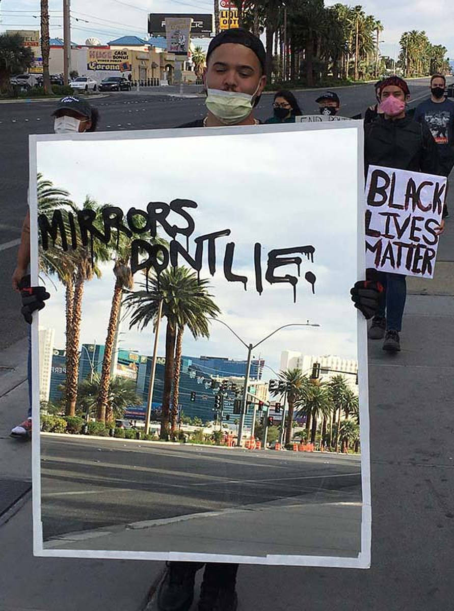 Audra Kelly, un artista de Las Vegas de 27 años, carga un espejo de 30 libras en la protesta B ...
