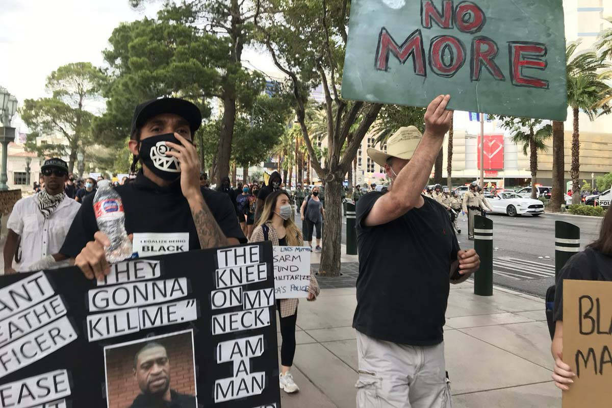Garry Jones, izquierda, participa en la marcha Black Lives Matter en el Strip de Las Vegas el d ...