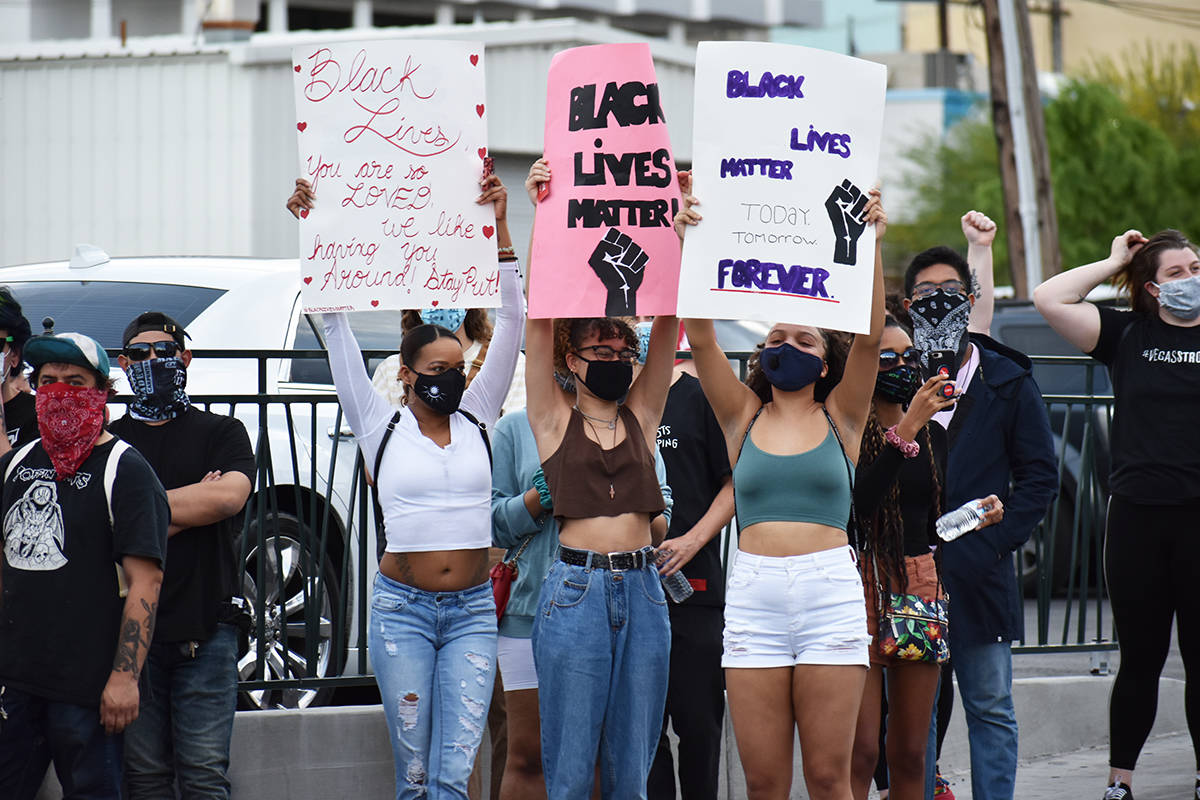 Cientos de personas participaron en la protesta por George Floyd, un hombre afroamericano que f ...