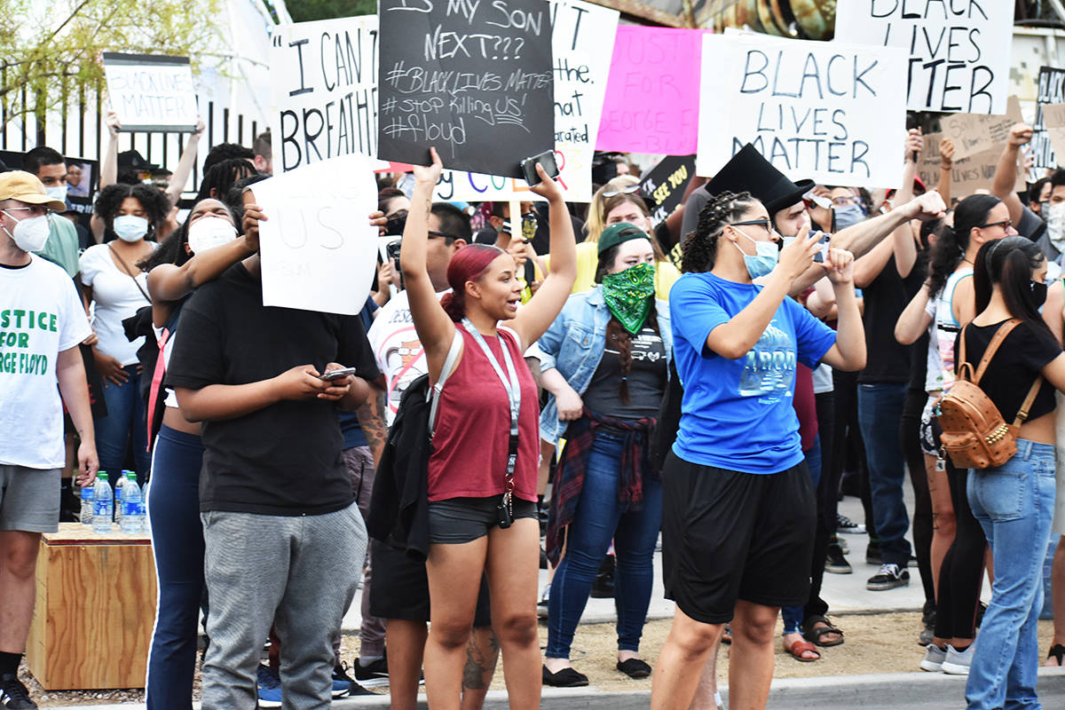 Con pancartas y gritos, cientos de personas expresan que las vidas afroamericanas también impo ...
