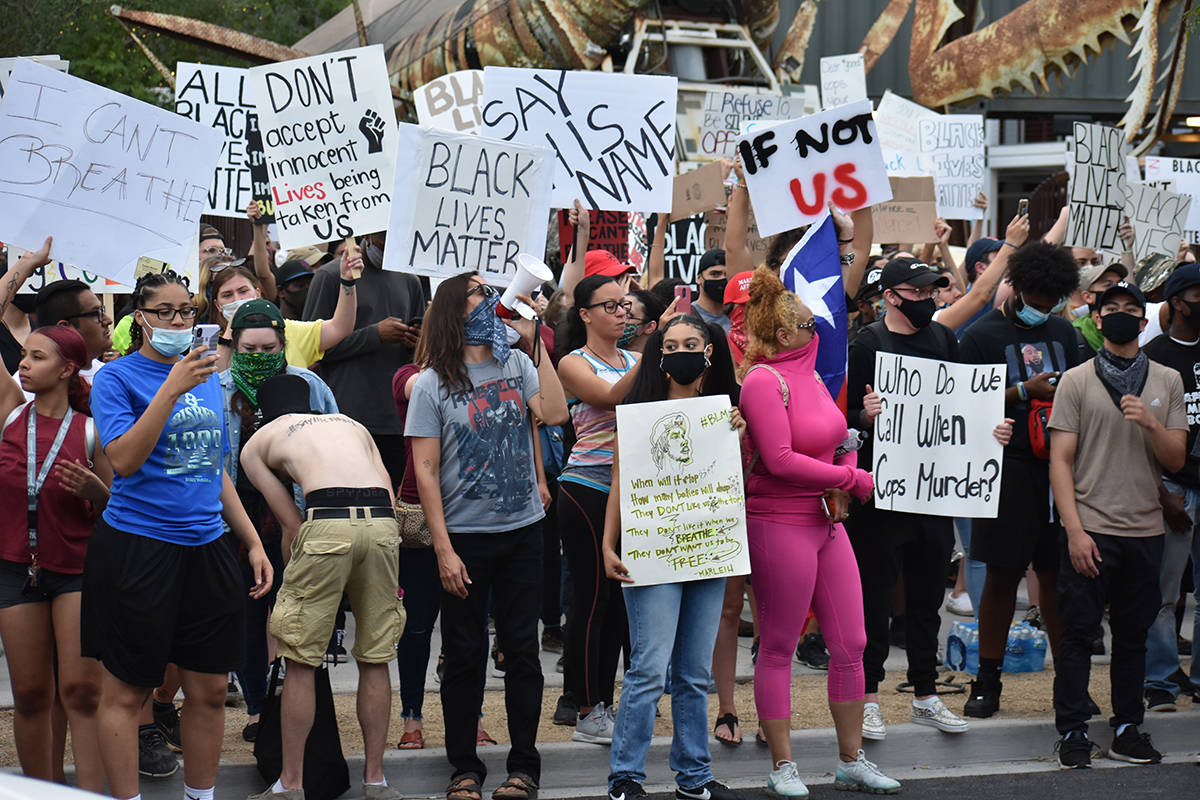 Con pancartas y gritos, cientos de personas expresan que las vidas afroamericanas también impo ...