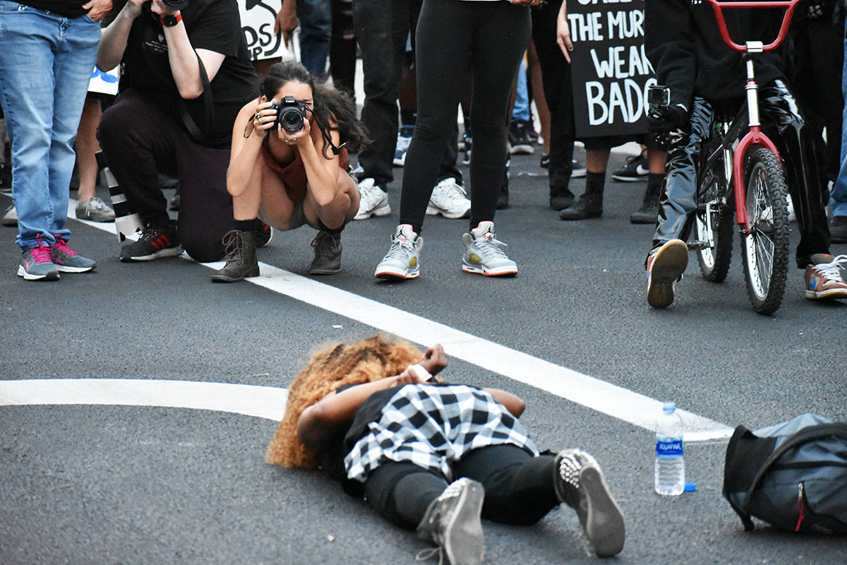 Una mujer simula ser sometida por las autoridades como protesta durante los movimientos que pid ...