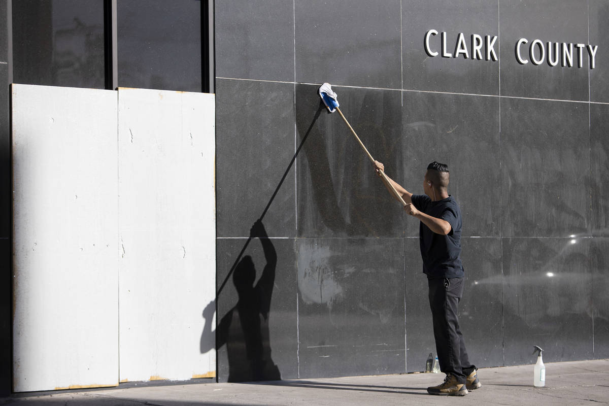 Un empleado de The D borra las palabras escritas en la tierra de un edificio del Condado Clark ...