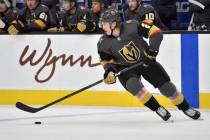 Zach Whitecloud de los Golden Knights de Las Vegas juega contra los Carolina Hurricanes durante ...