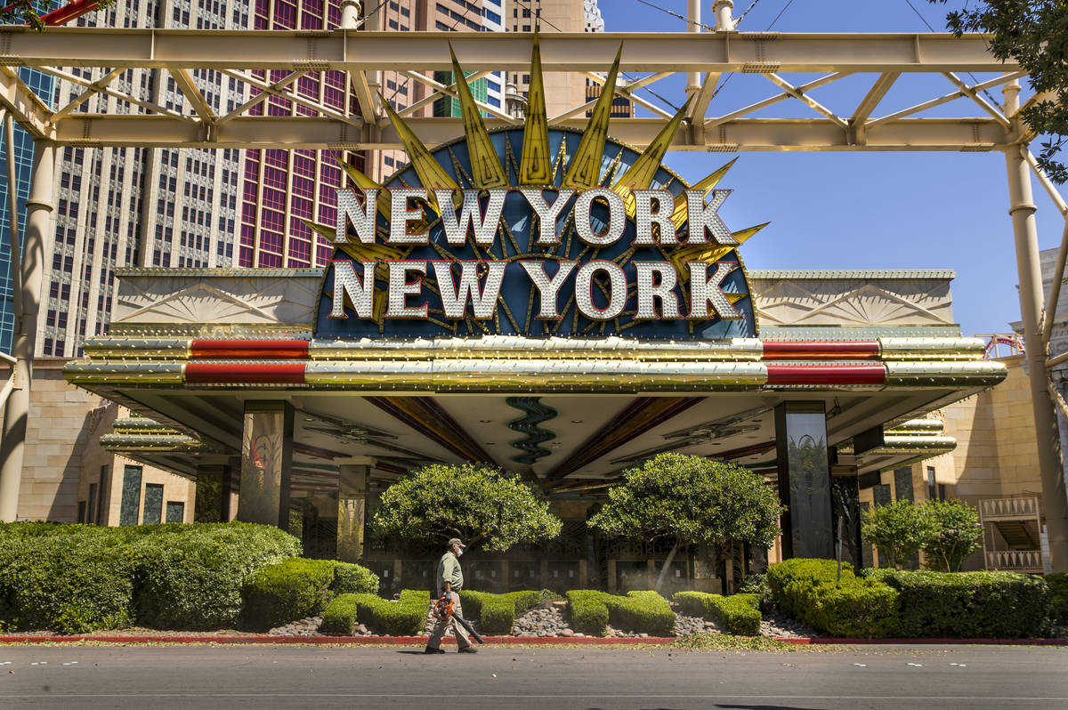Un paisajista recorta arbustos frente a New York-New York sobre el Strip de Las Vegas el vierne ...