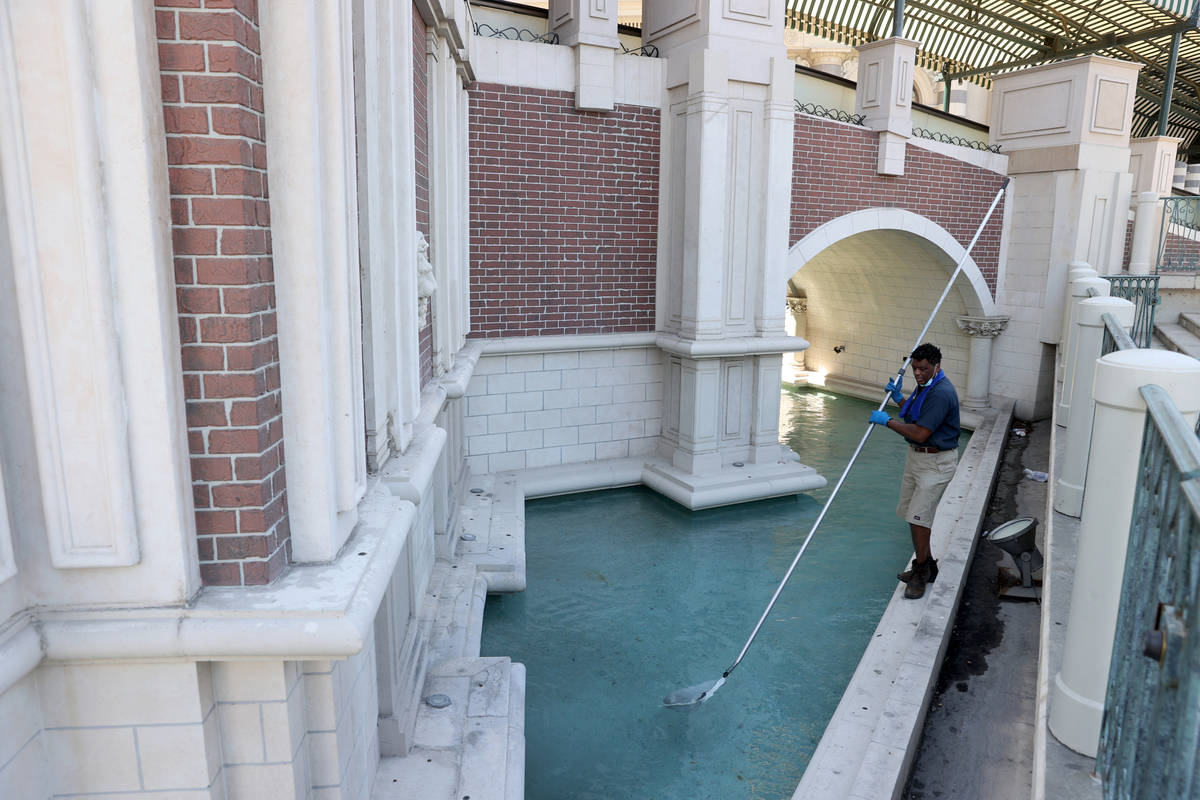 El trabajador de mantenimiento de piscinas Russell Bass limpia el canal exterior de The Venetia ...
