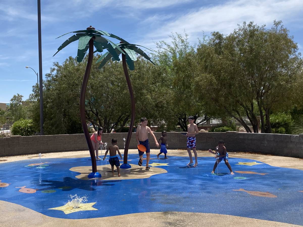Niños jugando en el chapoteadero del Tropical Breeze Park en North Las Vegas (Amanda Bradford/ ...