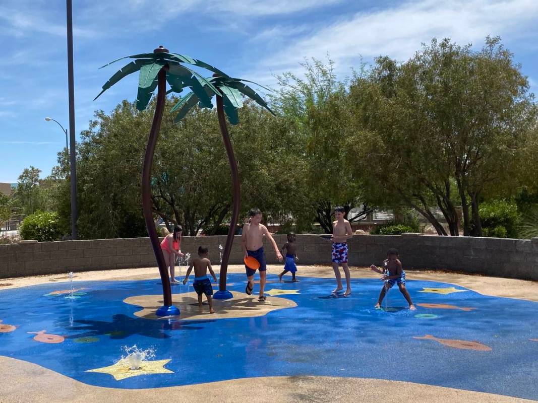 Niños jugando en el chapoteadero del Tropical Breeze Park en North Las Vegas (Amanda Bradford/ ...