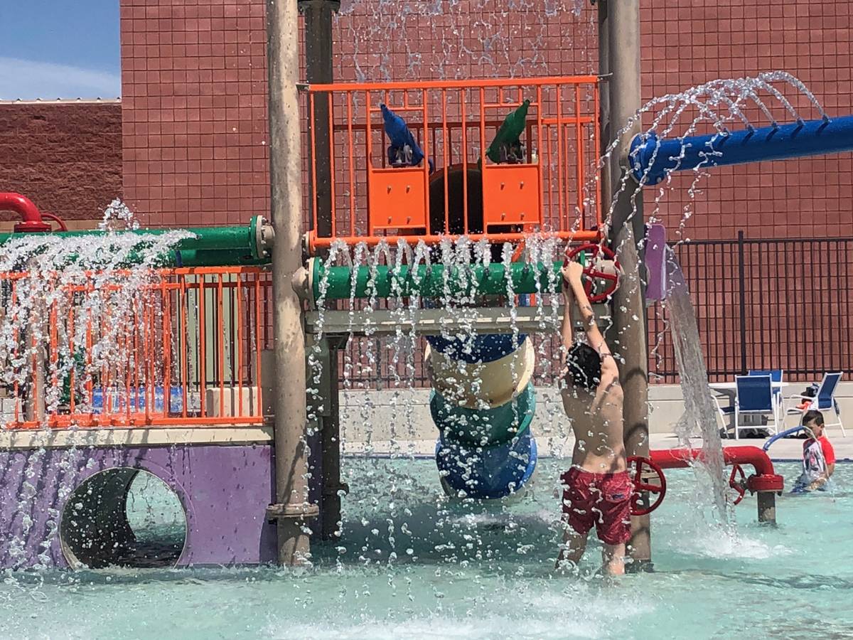 Niños jugando en la piscina de Whitney Ranch en Henderson (Katelyn Newberg/Las Vegas Review-Jo ...
