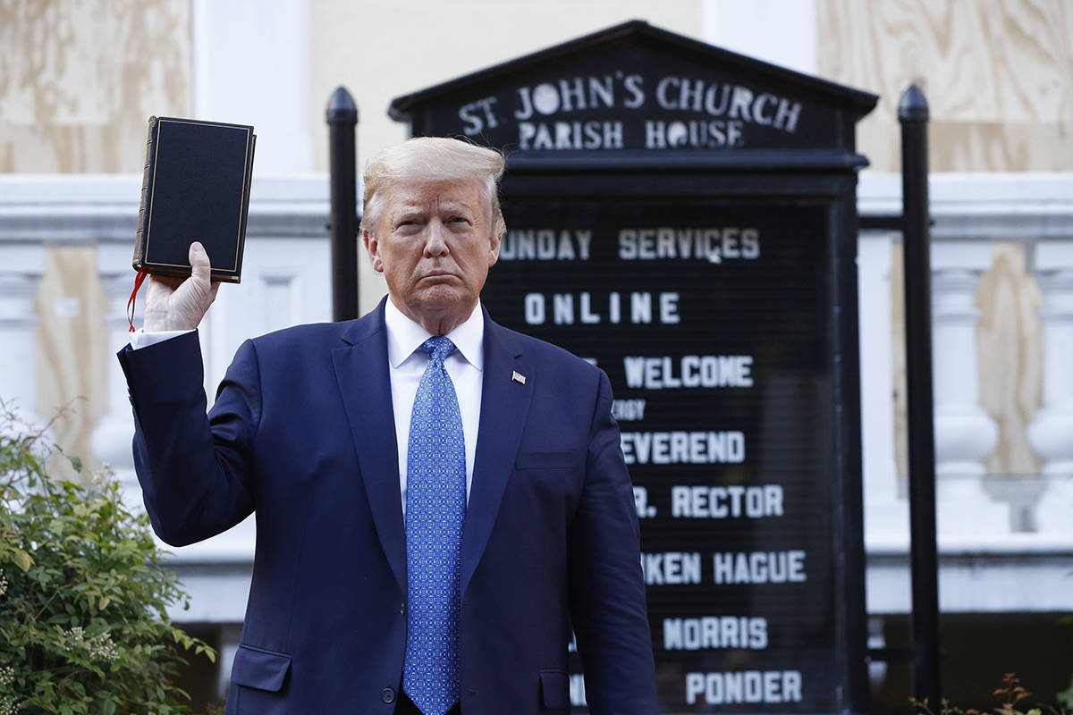 El presidente Donald Trump sostiene una Biblia mientras visita la iglesia de St. John en el Par ...