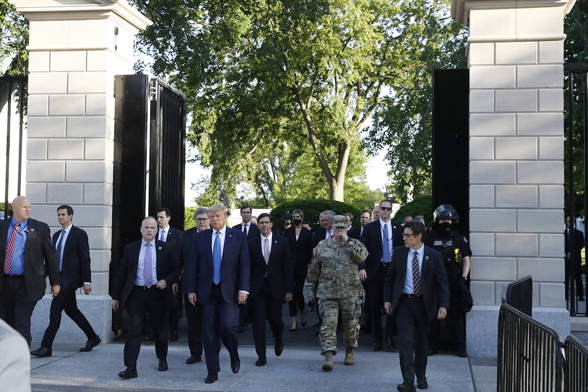 El Presidente Donald Trump camina desde la Casa Blanca a través del Parque Lafayette para visi ...