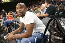 El boxeador Floyd Mayweather asiste al partido de baloncesto de la WNBA de Las Vegas Aces y Los ...