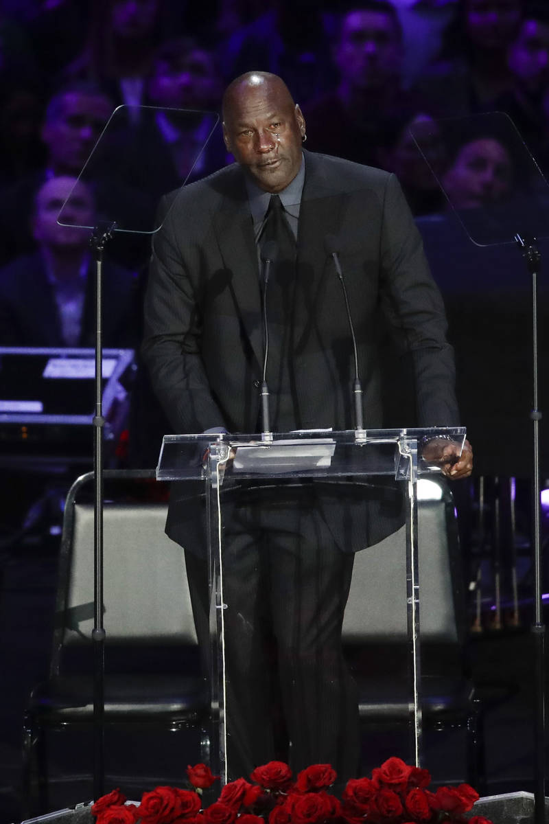 El ex jugador de la NBA, Michael Jordan, llora mientras habla durante una celebración de la vi ...