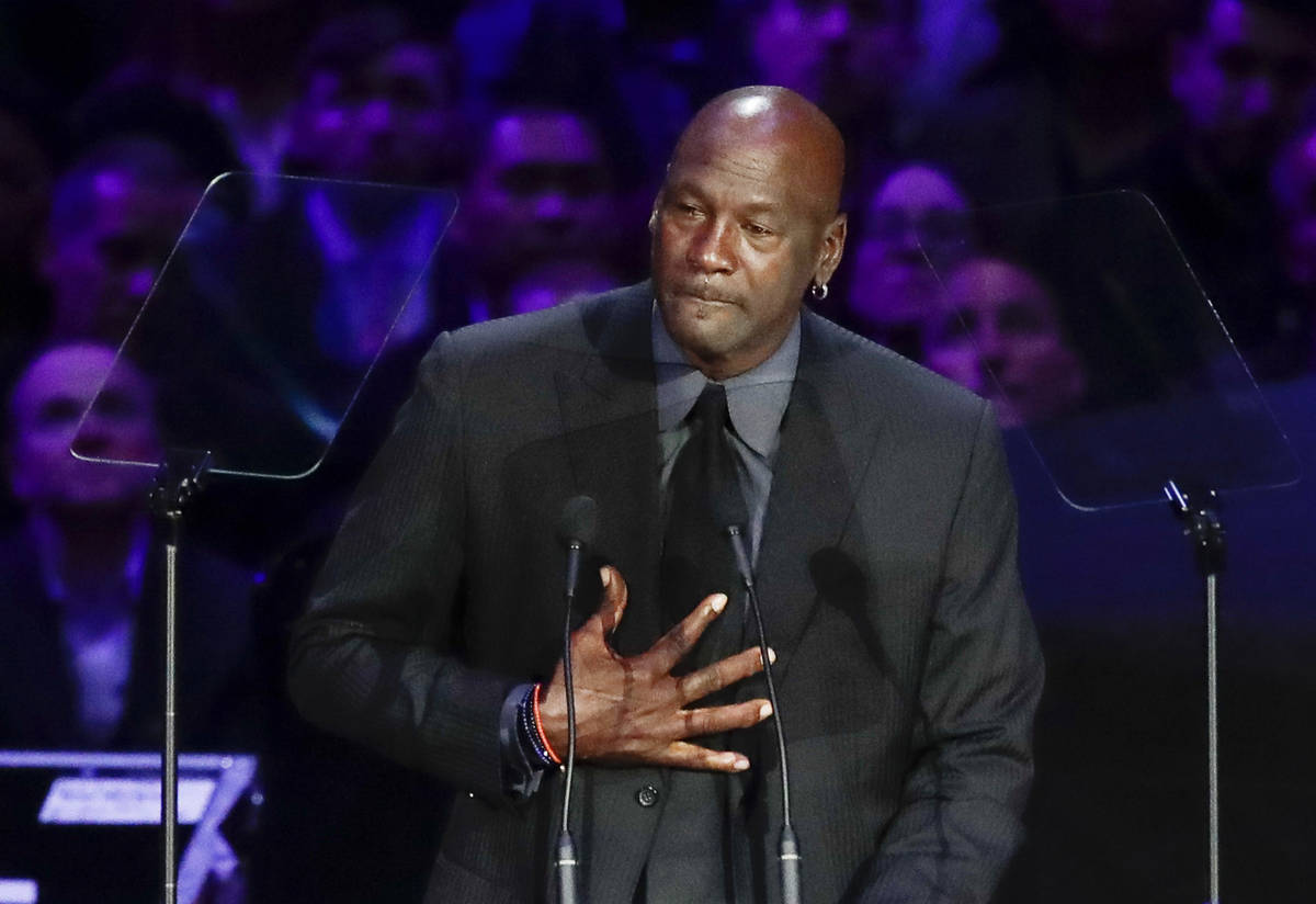 El ex jugador de la NBA, Michael Jordan, llora mientras habla durante una celebración de la vi ...