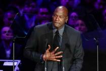 El ex jugador de la NBA, Michael Jordan, llora mientras habla durante una celebración de la vi ...