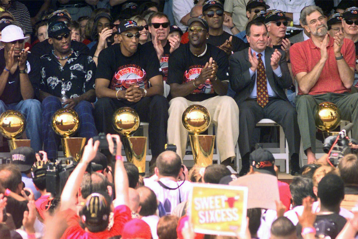 En esta foto de archivo del 16 de junio de 1998, los campeones de la NBA, desde la izquierda: R ...