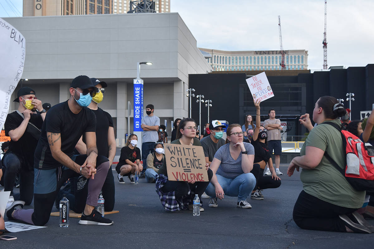 Jornada de protestas en Las Vegas se tiñe de rojo; un oficial herido de gravedad y un manifest ...