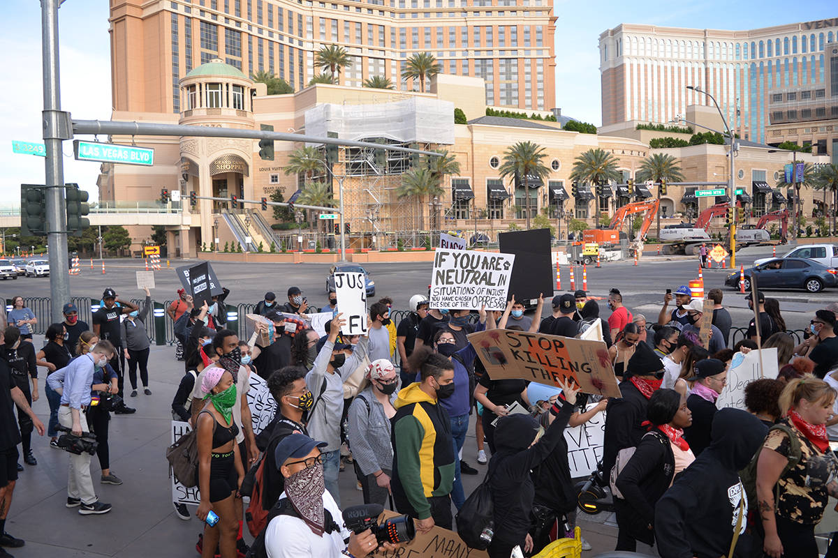 Jornada de protestas en Las Vegas se tiñe de rojo; un oficial herido de gravedad y un manifest ...