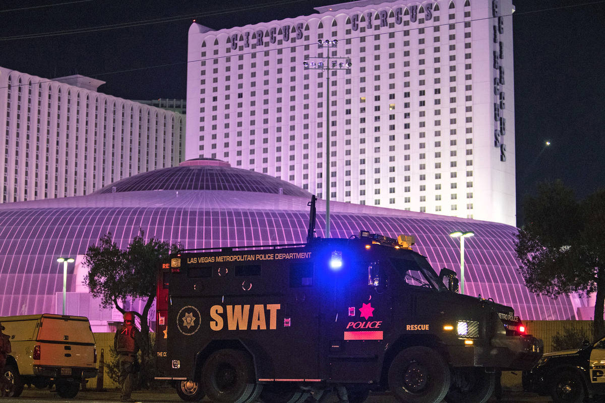 Una unidad de SWAT detrás de Circus Circus el martes, 2 de junio de 2020, en Las Vegas. (Ellen ...