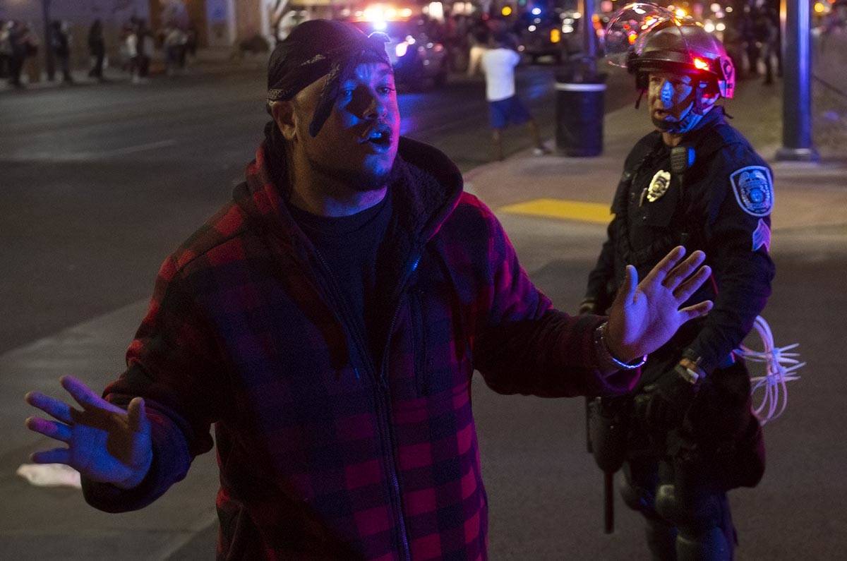Un manifestante discute con la policía durante una protesta organizada por Black Lives Matter ...