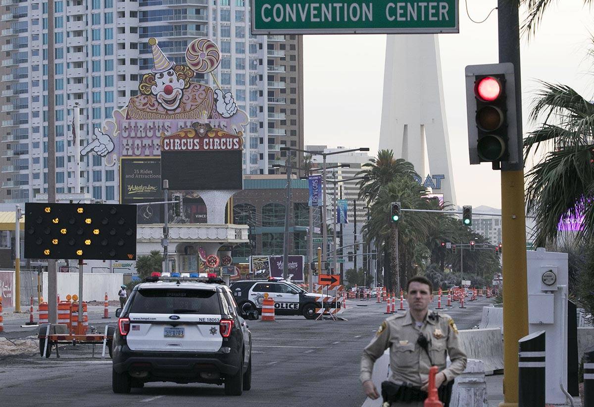 La policía de Las Vegas investiga el martes, 2 de junio de 2020, después de que un policía d ...