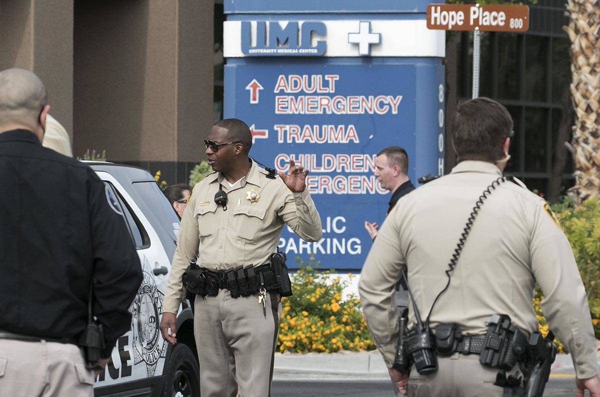 Los oficiales de policía de Las Vegas se reúnen en las afueras del Centro Médico Universitar ...