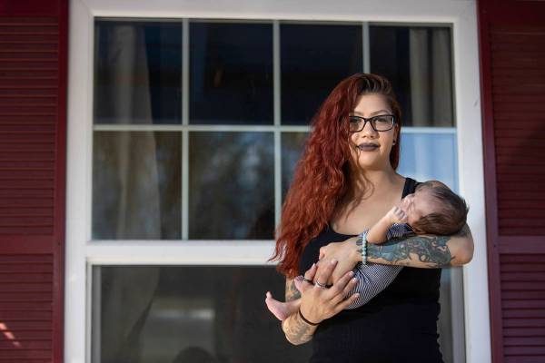 La ex empleada de Nacho Daddy, Ariel Gilstrap, posa para un retrato con su hijo recién nacido, ...