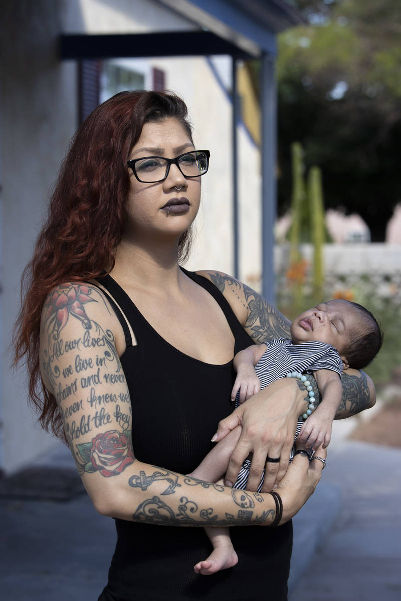 La ex empleada de Nacho Daddy, Ariel Gilstrap, posa para un retrato con su hijo recién nacido, ...