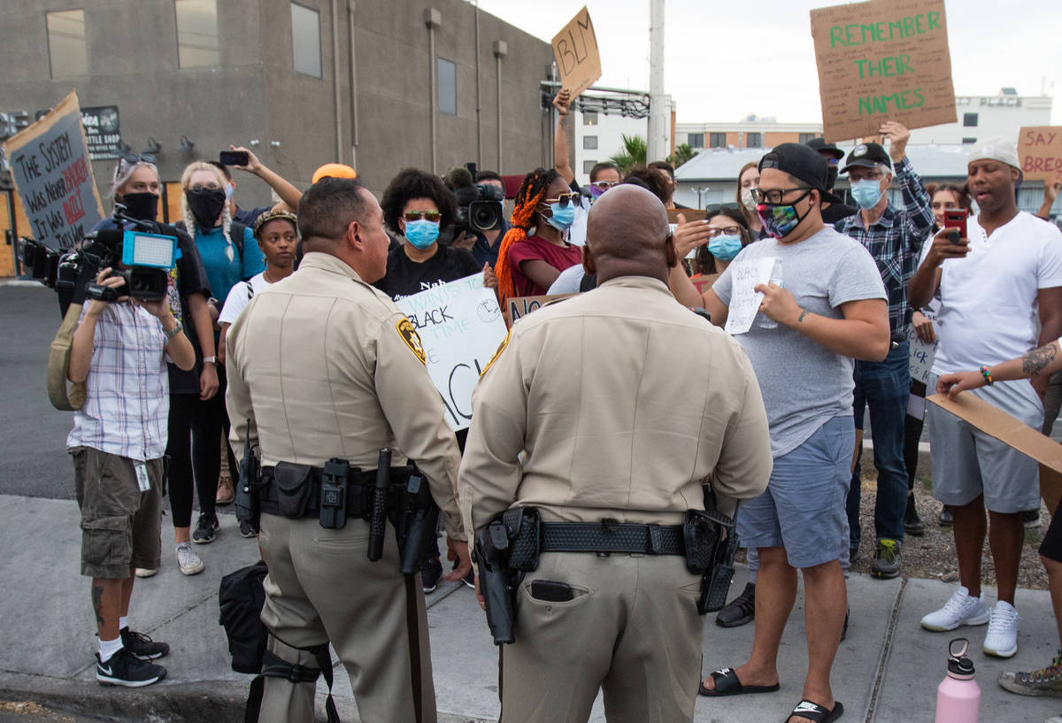 La policía de Las Vegas habla con los manifestantes para determinar la ruta de la protesta dur ...