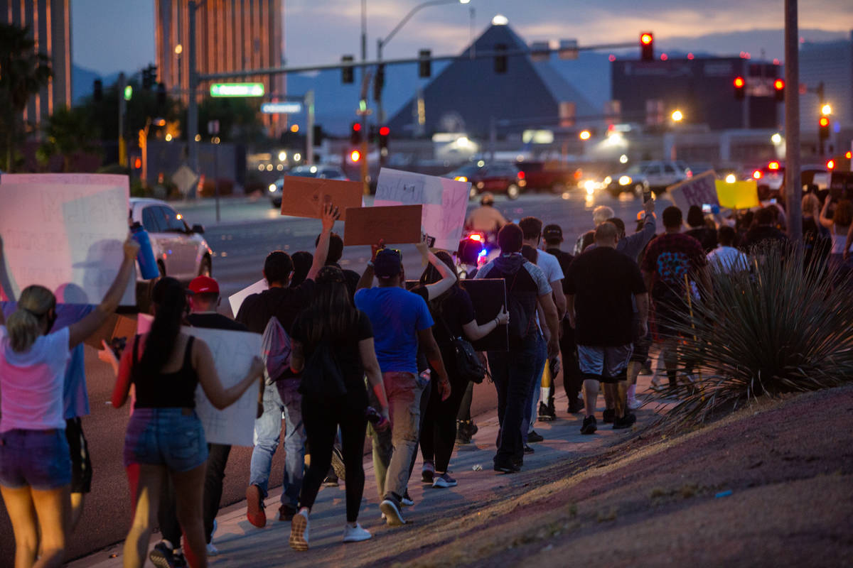 Manifestantes marchan con el Strip a la distancia durante una protesta de Black Lives Matter en ...