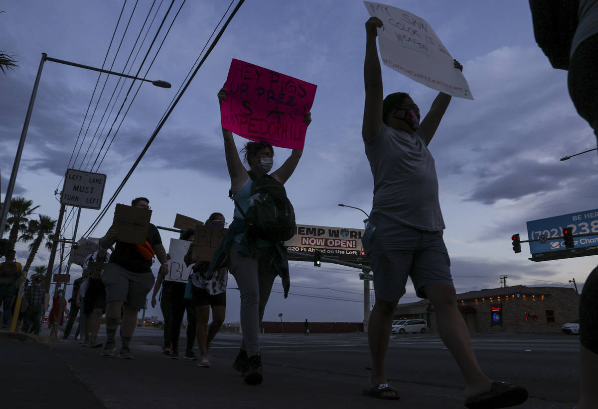 Manifestantes marchan durante una protesta de Black Lives Matter en Las Vegas el martes, 2 de j ...