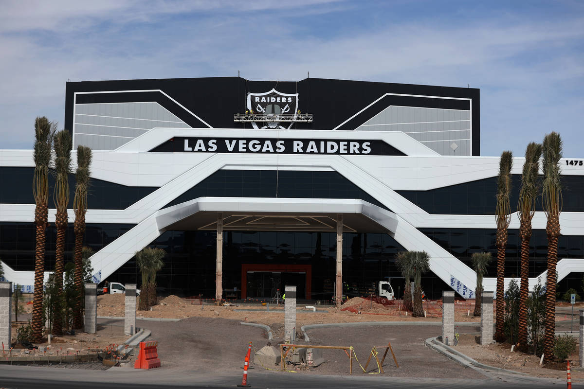 El logo del escudo instalado en el cuartel general de los Raiders de Las Vegas y en las instala ...
