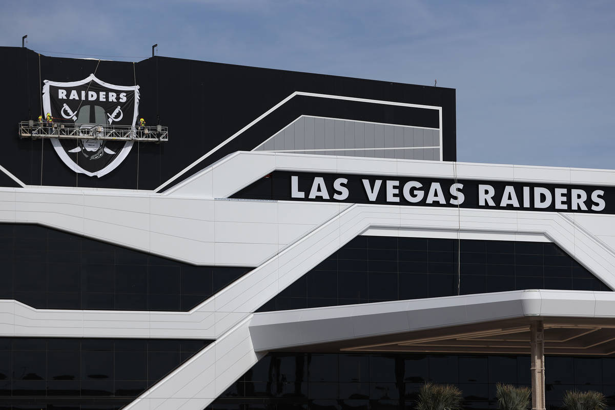 El logo del escudo instalado en el cuartel general de los Raiders de Las Vegas y en las instala ...
