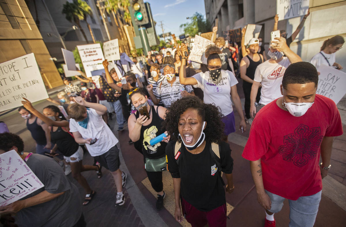 Una multitud de al menos 300 manifestantes marchan en el centro de Las Vegas el miércoles, 3 d ...