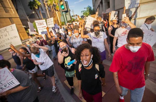 Una multitud de al menos 300 manifestantes marchan en el centro de Las Vegas el miércoles, 3 d ...