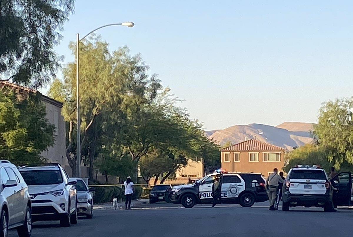 La policía de Las Vegas bloqueó con cinta adhesiva una calle en la escena de un homicidio en ...