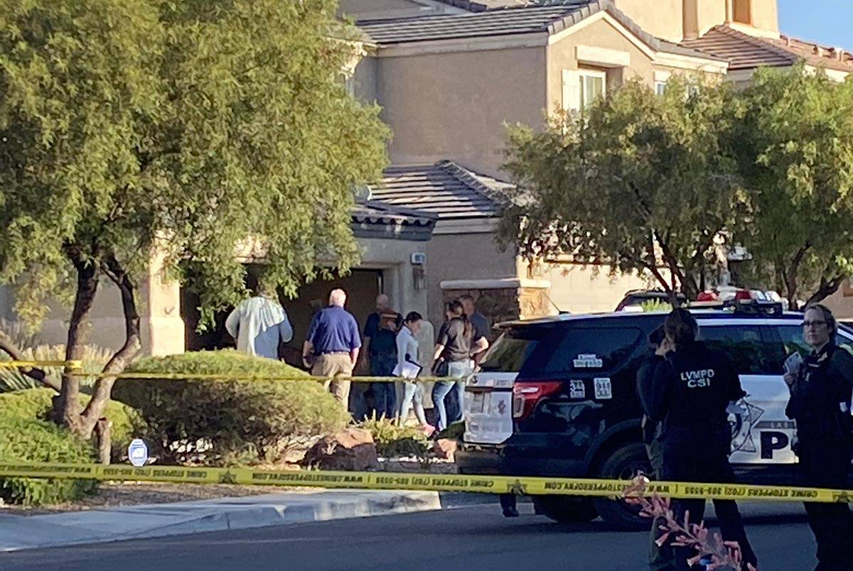 La policía de Las Vegas investiga un homicidio en la cuadra 8800 de Canyon Saddle Drive en el ...