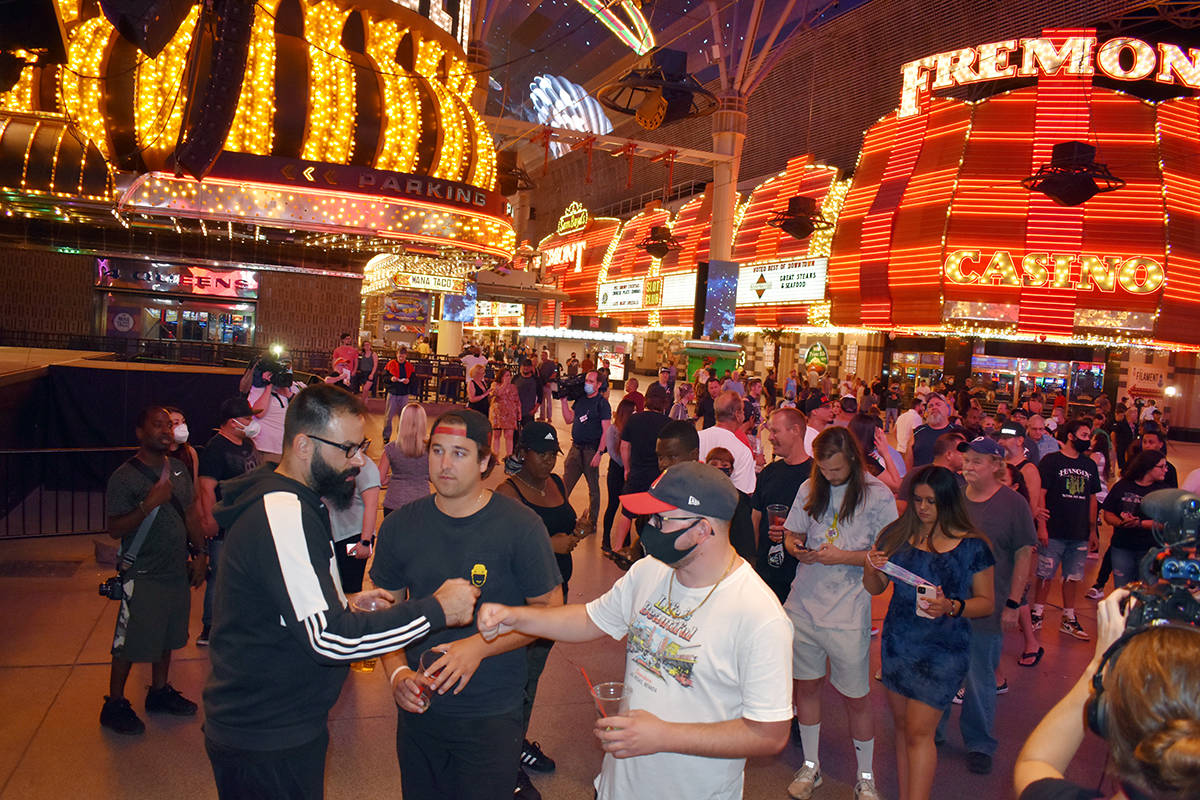 Bajo el domo de la Fremont Street Experience, cientos esperaron la reapertura de los casinos en ...