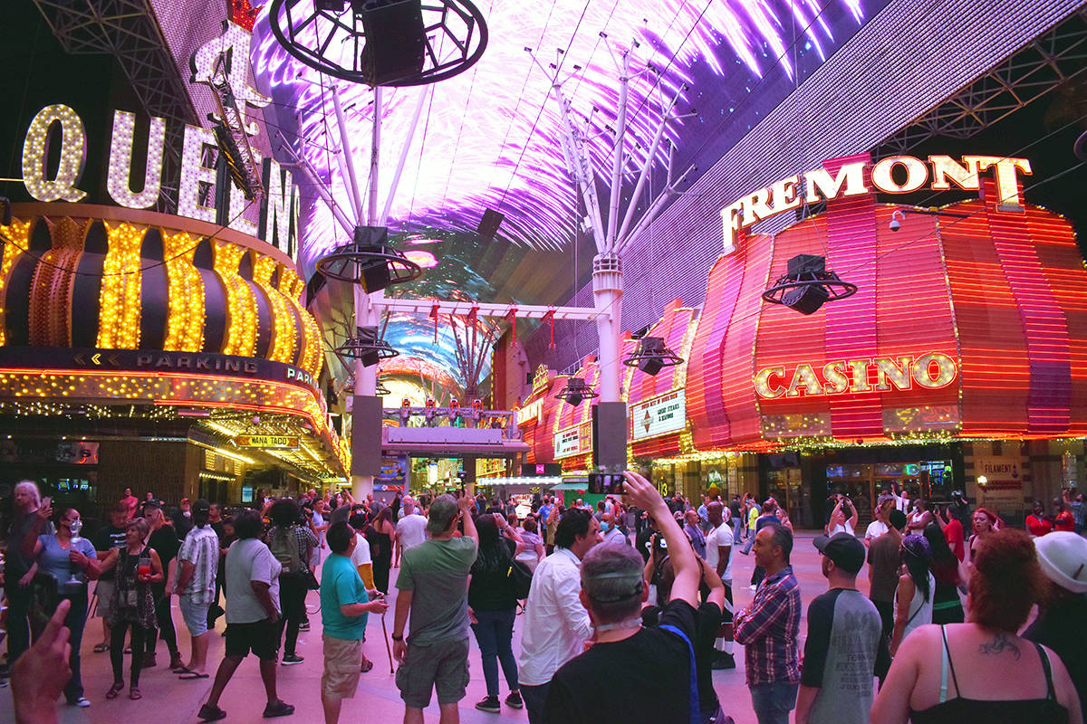 Bajo el domo de la Fremont Street Experience, cientos esperaron la reapertura de los casinos en ...