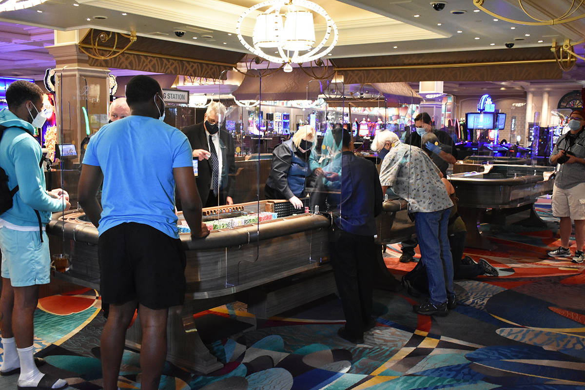 Se han instalado escudos de acrílico transparente en las mesas de juego de los casinos de la c ...