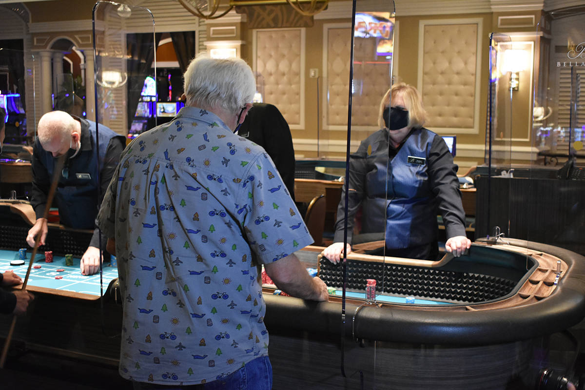 Se han instalado escudos de acrílico transparente en las mesas de juego de los casinos de la c ...