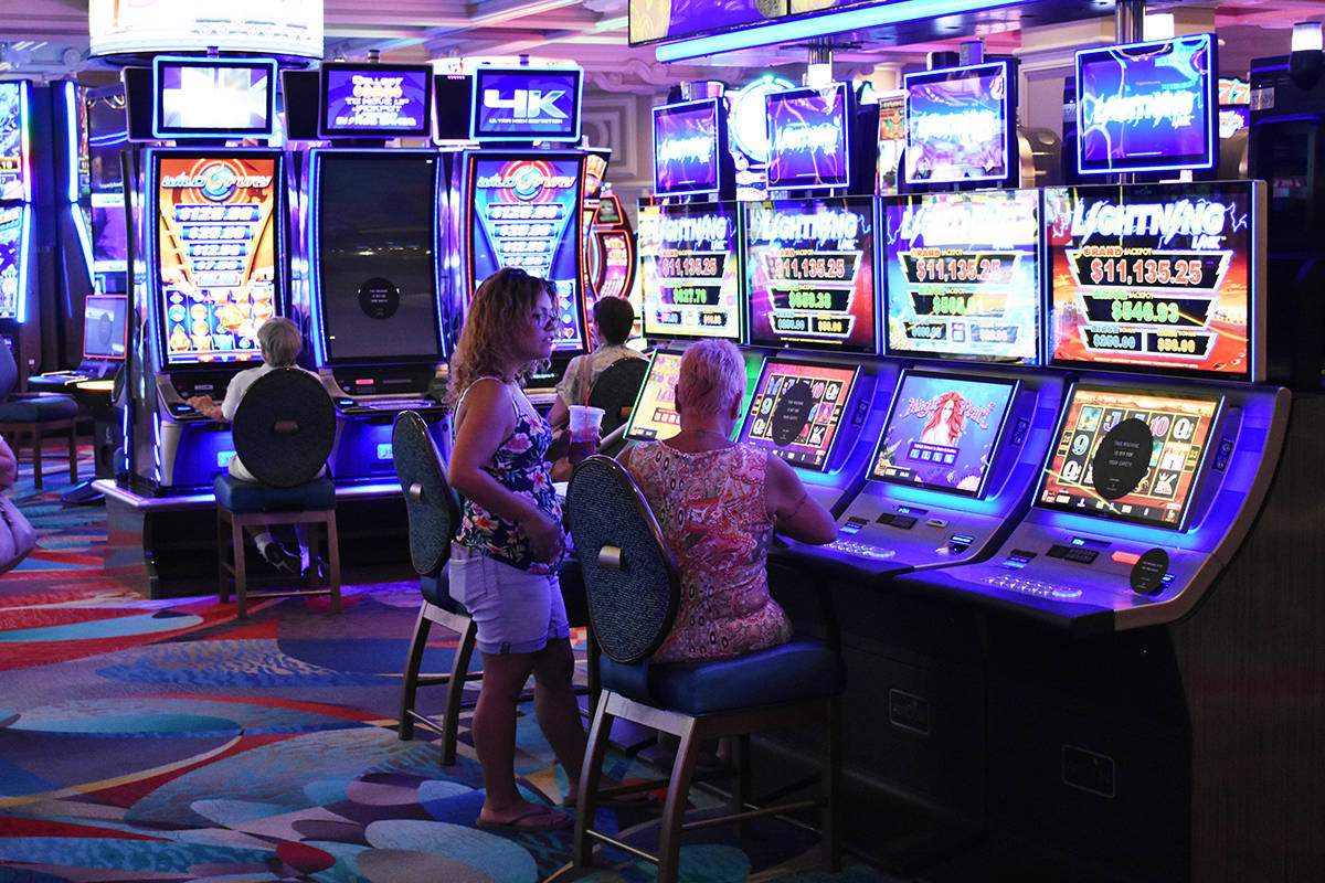 Decenas de personas disfrutaron del primer día de reapertura de algunos casinos del Strip. Jue ...