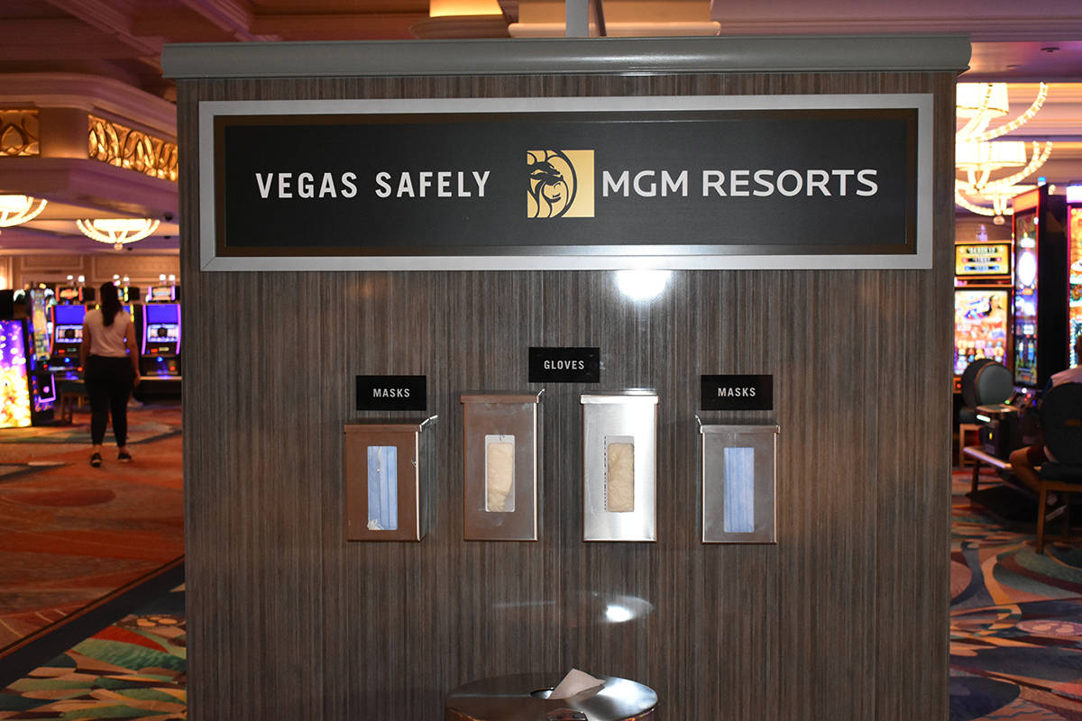Las propiedades de la compañía MGM han instalado estaciones de lavado de manos y despachadore ...
