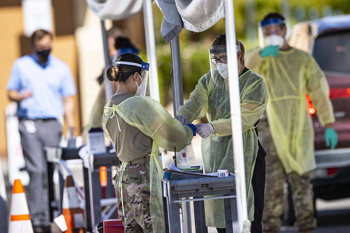 Miembros de la Guardia Nacional ayudan a la Facultad de Medicina de UNLV a administrar las prue ...