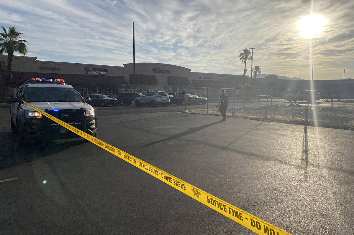 Cinta de escena del crimen se extiende a través de un estacionamiento en Pecos-McLeod Plaza, 3 ...