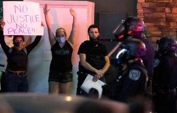Jorge Gómez, de 25 años, participa en una protesta por George Floyd en la intersección de La ...